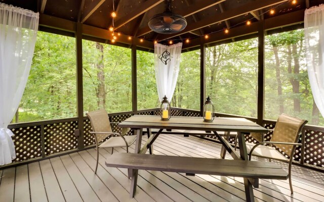 Outdoor Theater, Deck & Fire Pit: Poconos Retreat