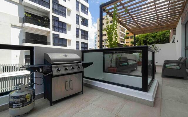 Modern 1BD Downtown+Pool+SmarTVs+BBQ+Gym