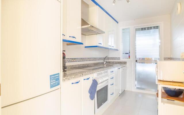 2261-Superb apt on the beach, on Duquesa harbour