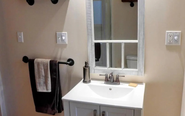 4 Mile Creek Cabin (Creekside)