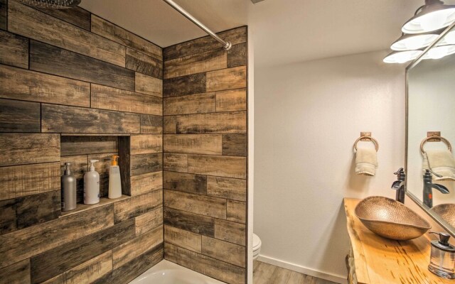 Modern Cabin - 2 Mi to Speelyi Beach!