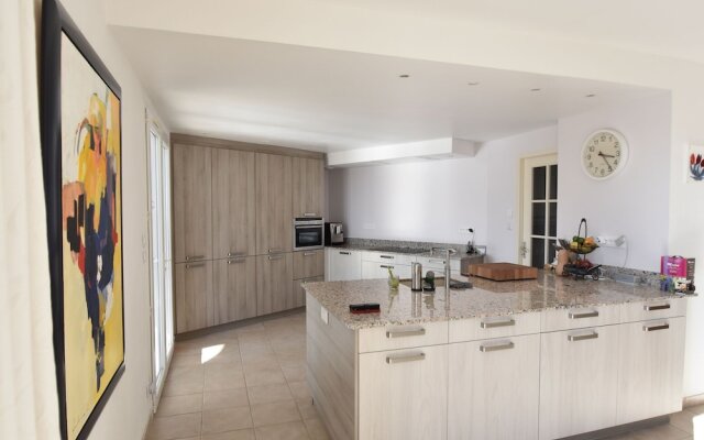 Air-conditioned villa with heated pool, guesthouse and stunning views