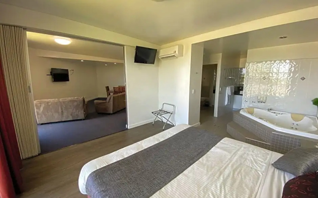 Country Roads Motor Inn