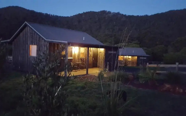 Rustic Hut Bush Retreat