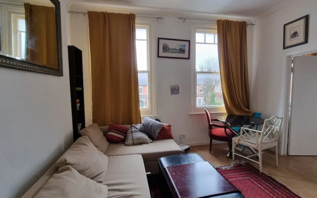 Extra Large One Bedroom Flat With Parking