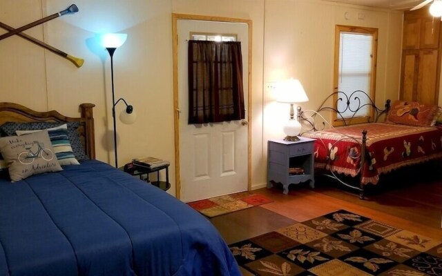 Wild Blue Yonder Cabin With Extra Studio Room, Hot Tub, Fire Pit in the Back Yard by Redawning