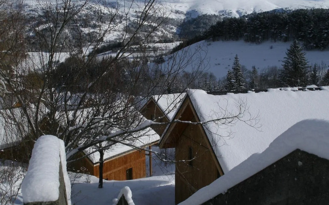 Alpine Escape Near Slopes