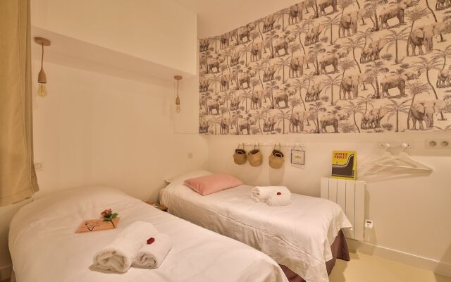 New Stunning 4 Bdrs Apt, With AC – Le Marais