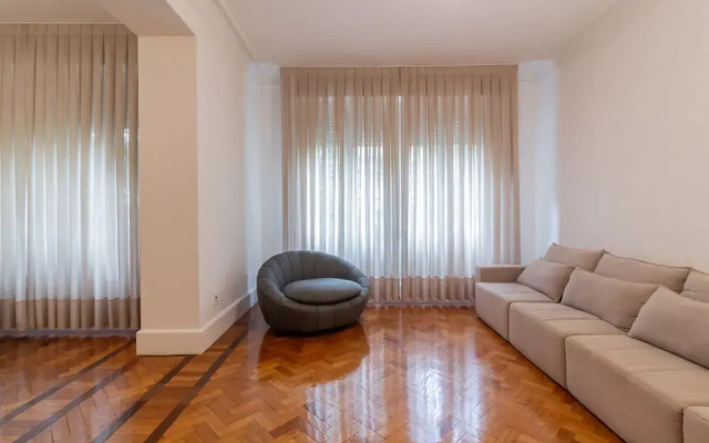 Space and Comfort in Copacabana D405