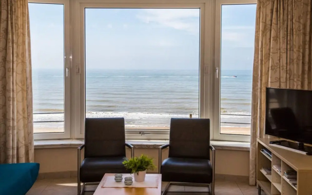 Apartment With Frontal Sea-views