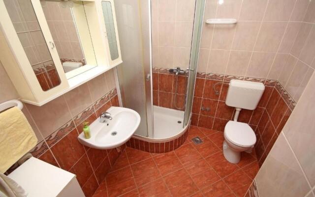 JoviZe - free parking - A6(2+2)