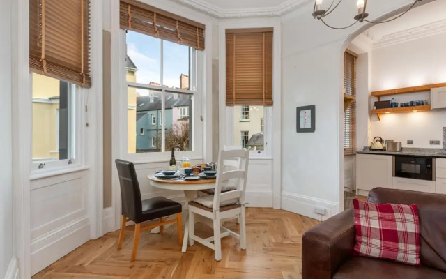 Spinnaker - Close to Town Sea Views