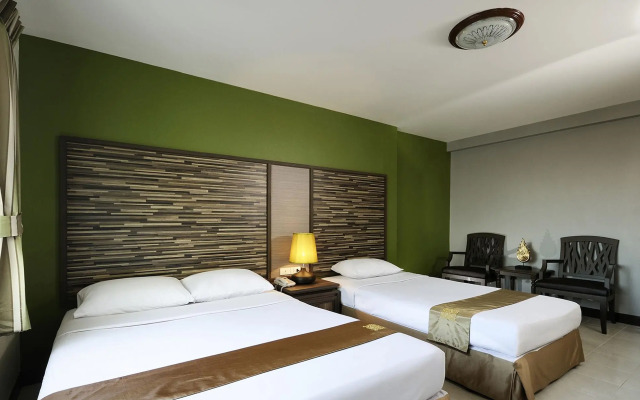 Rambuttri Village Inn & Plaza