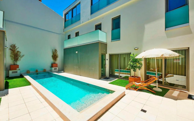 Beautiful Town Centre Apartment with Shared Pool