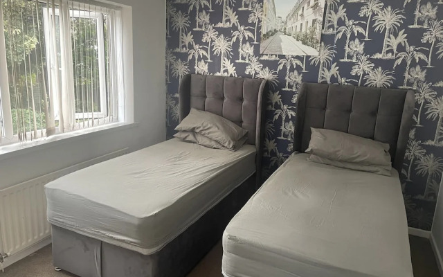 4 Bed Comfy House in Birmingham