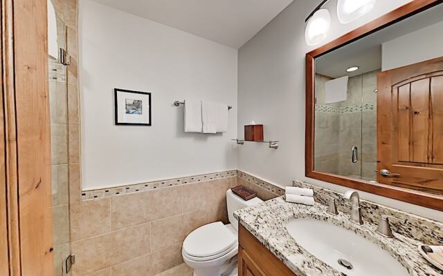 710wliop 3 Bedroom Condo