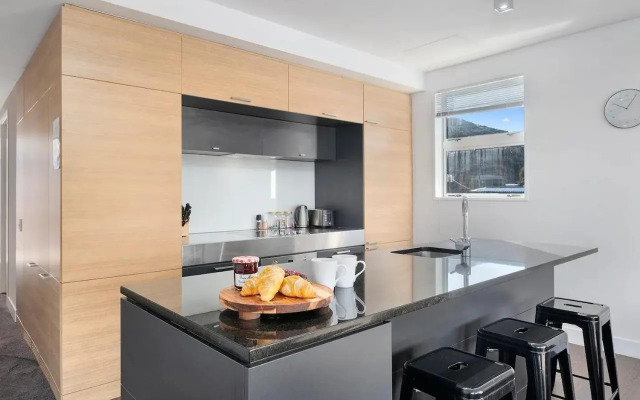 Marina Gem - Lakefront 3 Bedroom Apartment