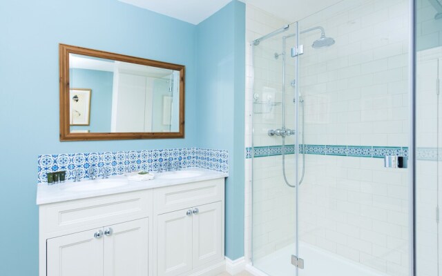 Gorgeous Modern 5BR Family Home