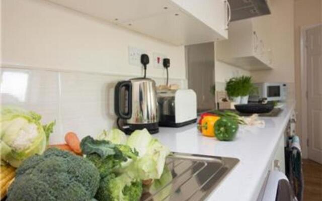 Stayzo Premiere Serviced Accommodation - 17