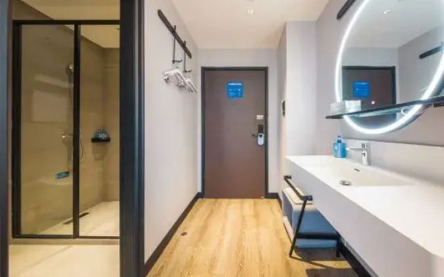 HanTing Hotel (Qingdao West Coast Qingda Affiliated Hospital Binhai College Subway Station)