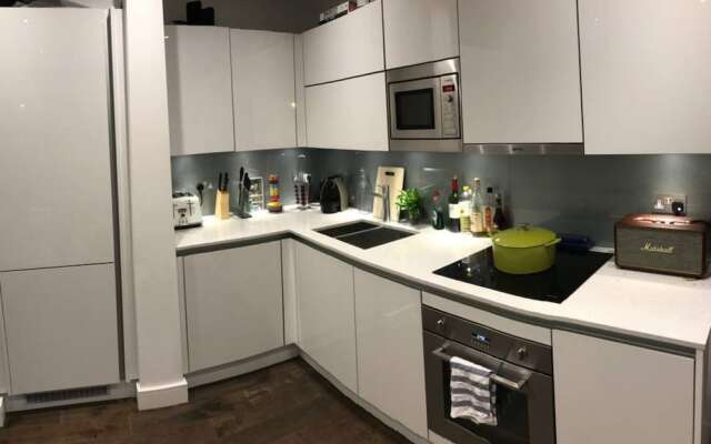 2 Bedroom Shoreditch Flat With Balcony