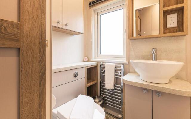 Lakeside Retreat Lodge With Hot Tub