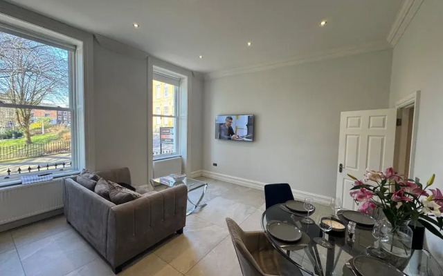 Luxury Full Apartment Free Secure Parking King bed