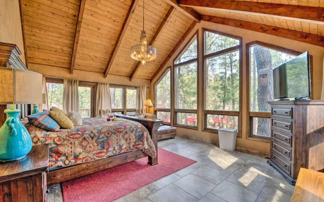 Central Ruidoso Mountain Home w/ Step-free Access!
