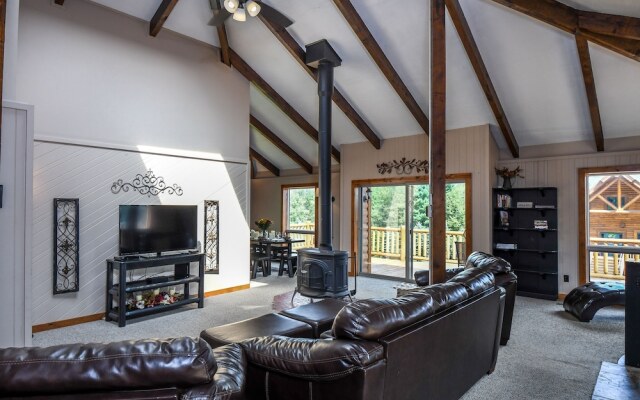 Log Hut 3 Bedroom House