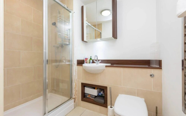 Stylish 2 Bedroom Flat in Canada Water