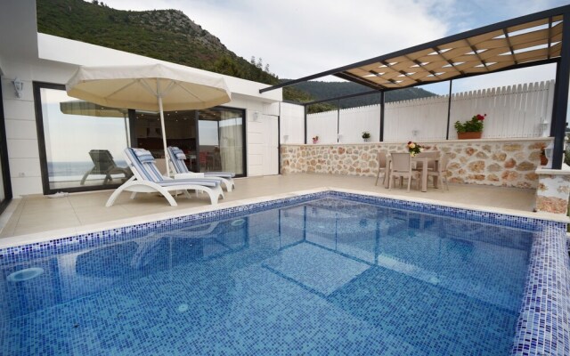 Villa Ural by Helaltatilvillalari