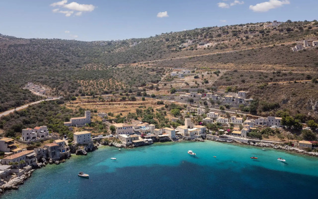 Trapela Limeni Luxury Suites