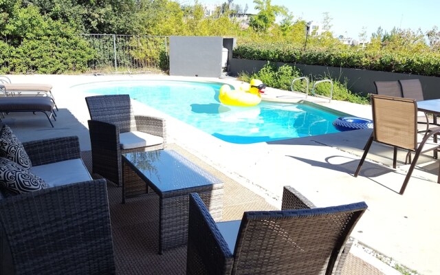 4 Bedroom Celebrity House with Pool & City View