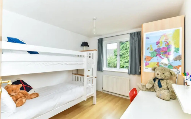 Modern 4 Bedroom Terraced House by the Thames!