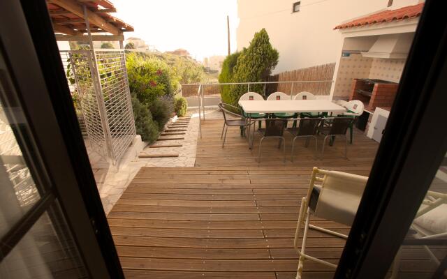 Ericeira Chill Hill Hostel & Private Rooms - Peach Garden