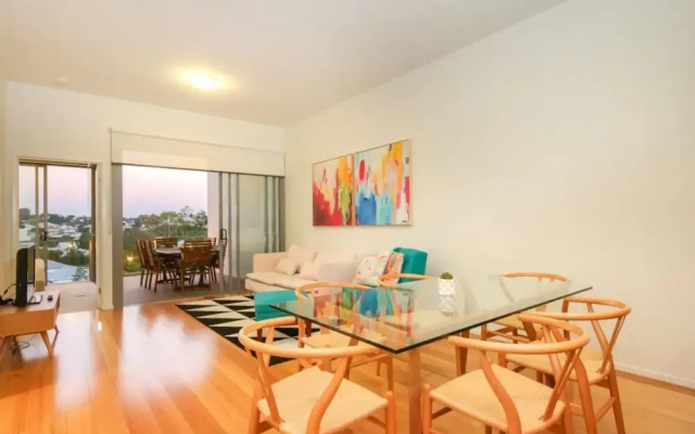 Luxury 1 Bedroom Top Floor Apartment With Balcony