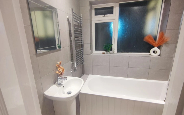 2-bed Flat Near Park in Central London