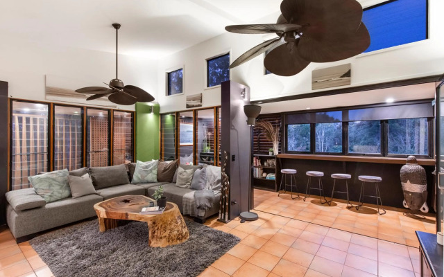 Cool Noosa Home. Central location. A/C. Gym. WIFI. Netflix