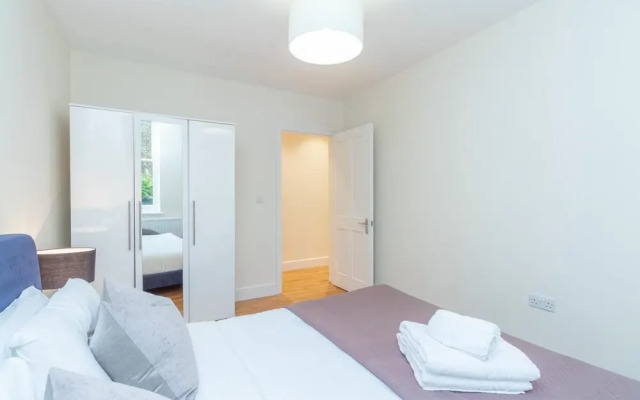 Two Bedroom Apartment in Hammersmith 201a, London