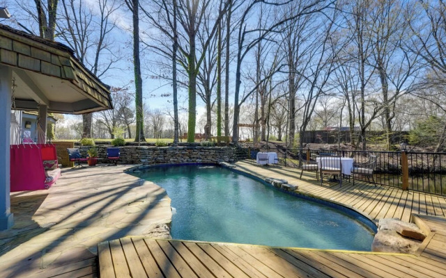 Stunning Southaven Estate: Pool & Spacious Deck!