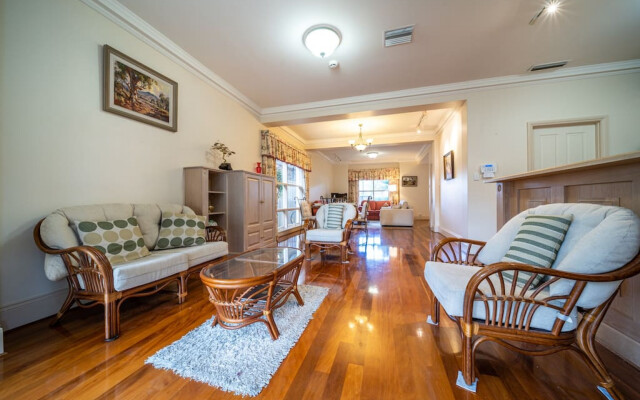 Glenelg Beach Stylish 2 Story Townhouse Sea View