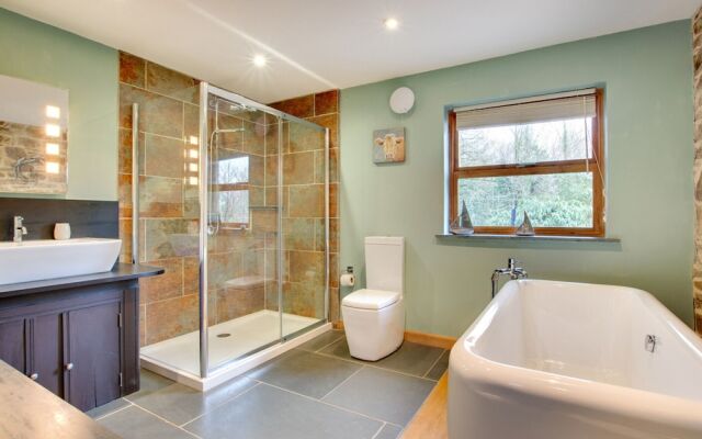 Bright Holiday Home in Saint Kew With Fireplace