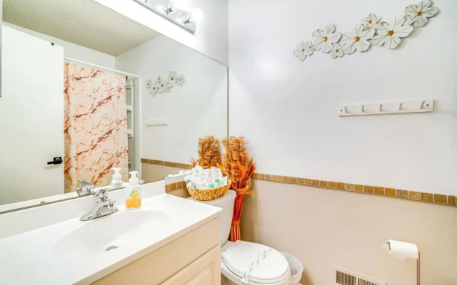 Galloway Townhome w/ Private Deck: Near Casinos!