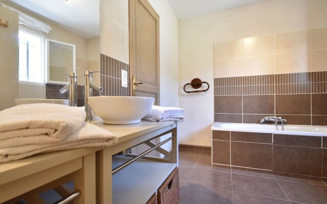 Spacious Villa in Vaison-la-Romaine with Swimming Pool