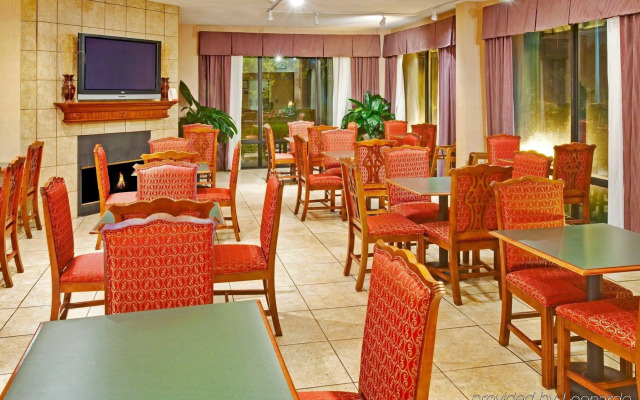 Holiday Inn Express Memphis Medical Center Midtown by IHG
