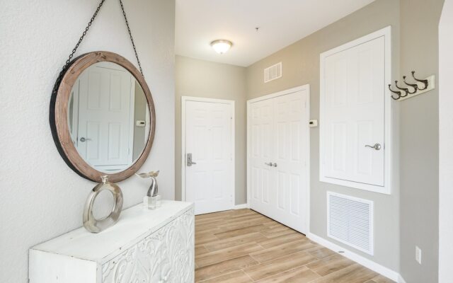 New Vista Cay Lyrica Near Pool Minutes to All Parks and Convention Center