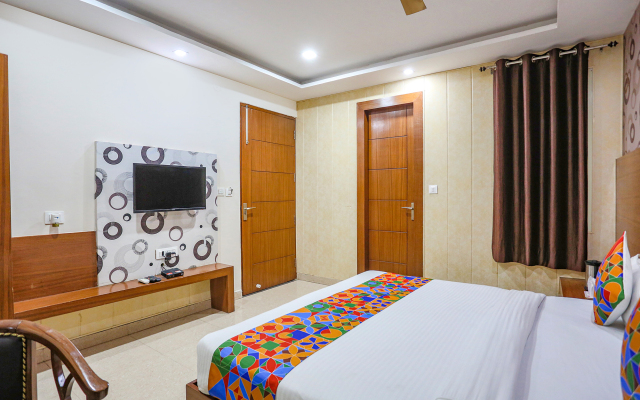 Fabhotel Frolic