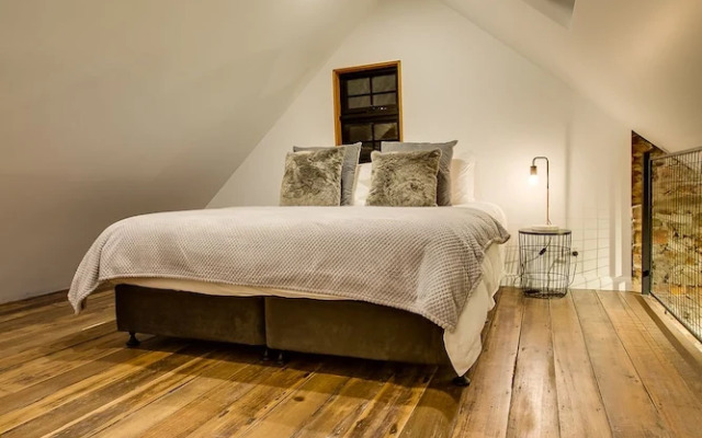 White Room Apartments
