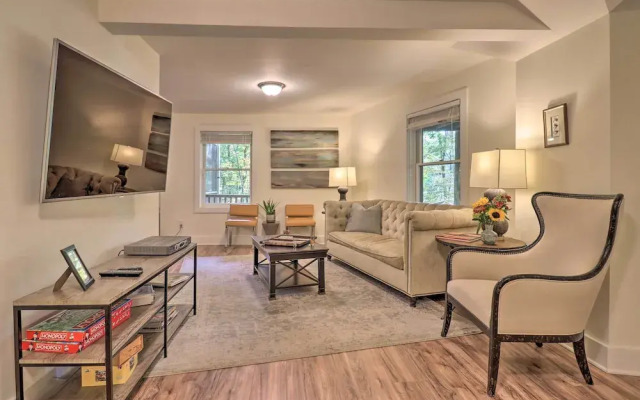 1 Mi to Town: Chalet-style Highlands Retreat