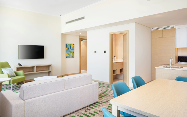 Holiday Inn Hotel & Suites Dubai Science Park by IHG - Image 5